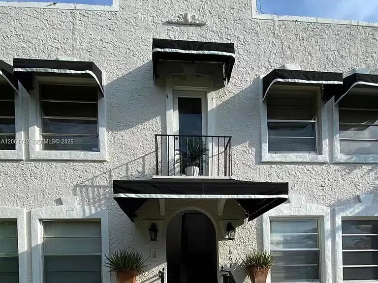 1661 SW 13th St #3 — Photo 2