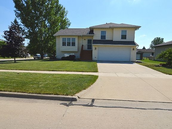 3rd image of 831 Augusta Cir