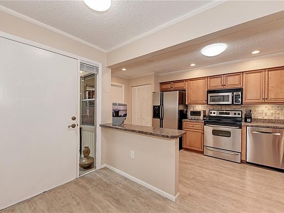 3rd image of 610 Pinebrook Cres #10