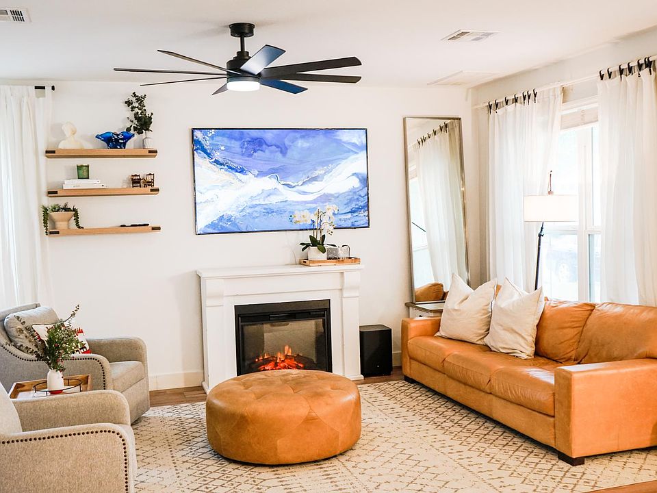 Large, Open Concept Family Room - plenty of space for entertaining!