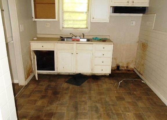 3rd image of 251 S Marguerite Ave