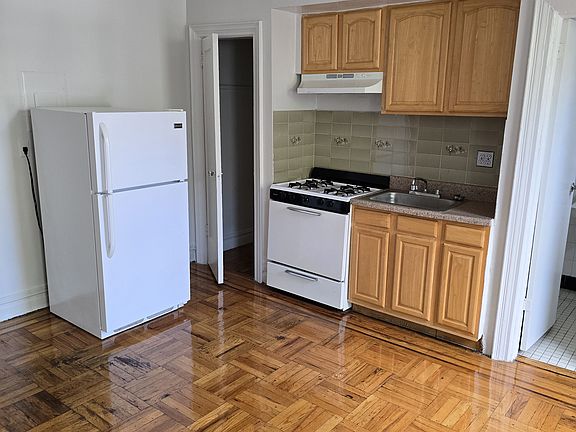 3rd image of 438 52nd St APT B3