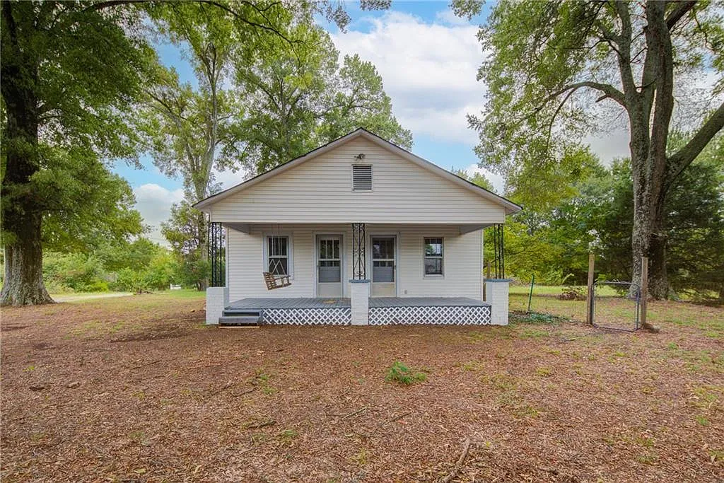 3 bed, 2.0 bath, 1360 sqft, $2,095 — Photo 1