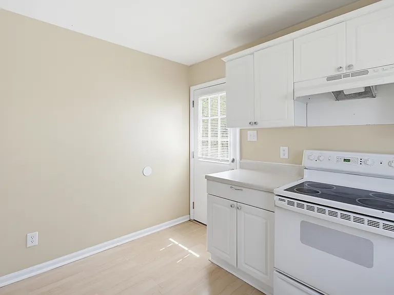 210 E McCulloch St — Photo 13