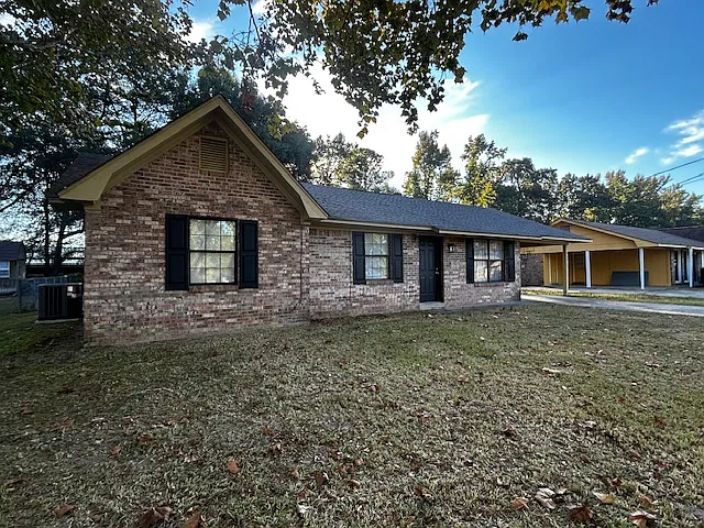 3 bed, 1.5 bath, 1362 sqft, $1,200 — Photo 1