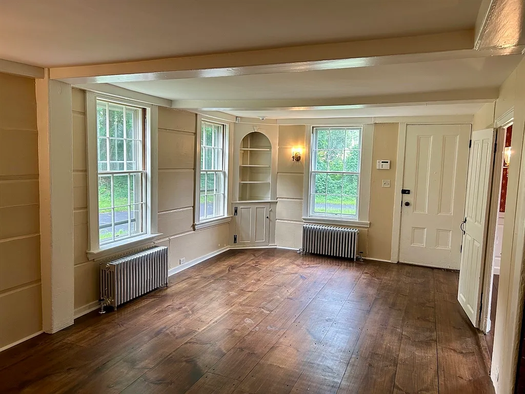 3 bed, 2.0 bath, 2216 sqft, $4,925 — Photo 3