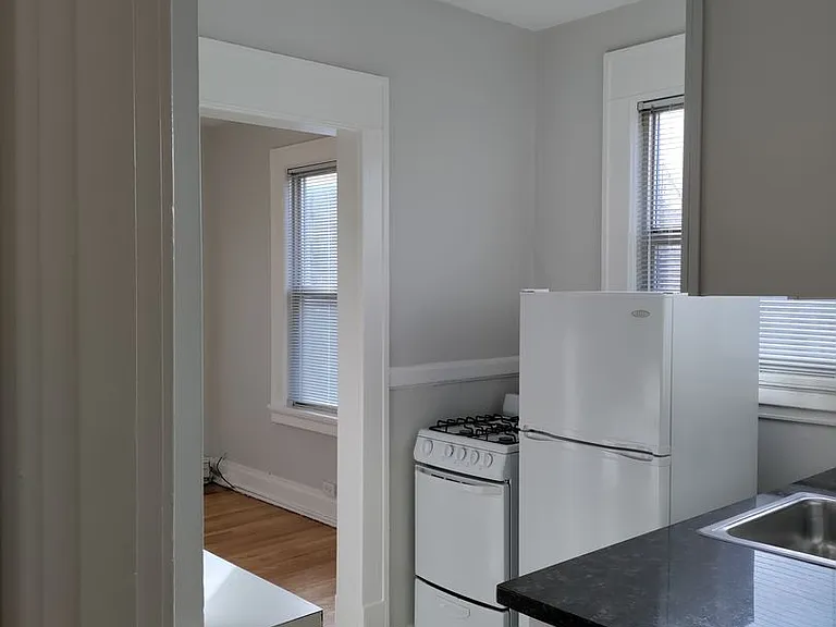 Rialto Court Apartments | MOVE-IN SPECIAL: ONE MONTH FREE RENT — Photo 26