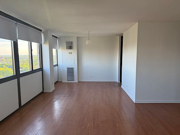 4th image of 4850 S Lake Park Ave APT 2111