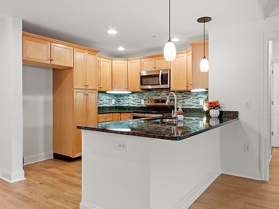5th image of 1204 Emerald Ct Unit 1204