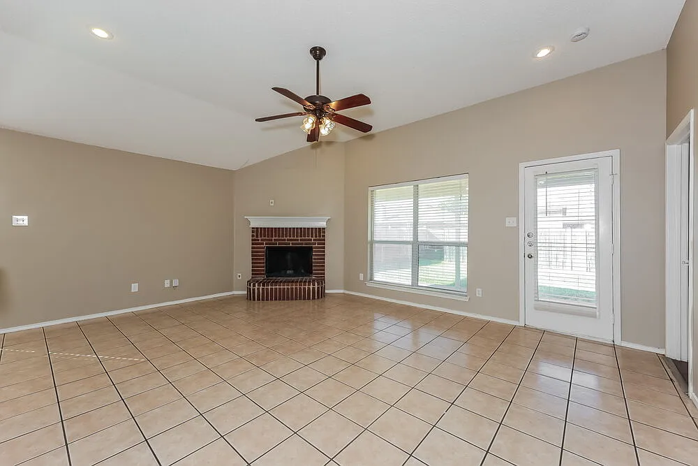3 bed, 2.0 bath, 1784 sqft, $2,075 — Photo 4