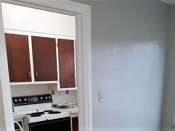 3rd image of 4012 W Bancroft St #3