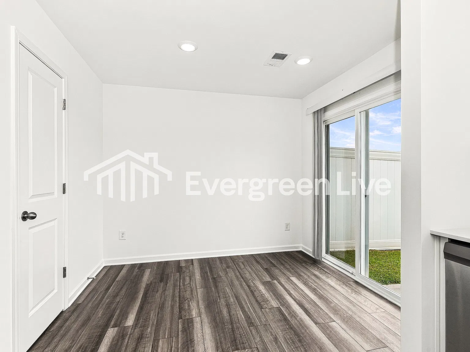 3 bed, 2.5 bath, 1346 sqft, $1,700 — Photo 4