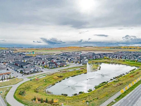 16 SE Yorkville Lndg SW, Calgary, AB T2X 5H6