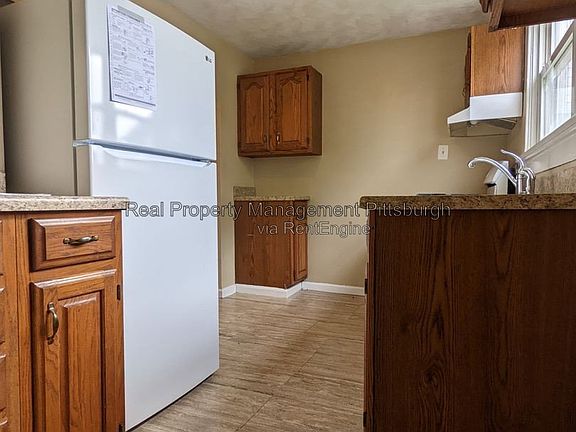 3rd image of 302 W Miller Ave