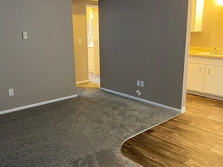 Valley Manor Apartments — Photo 2