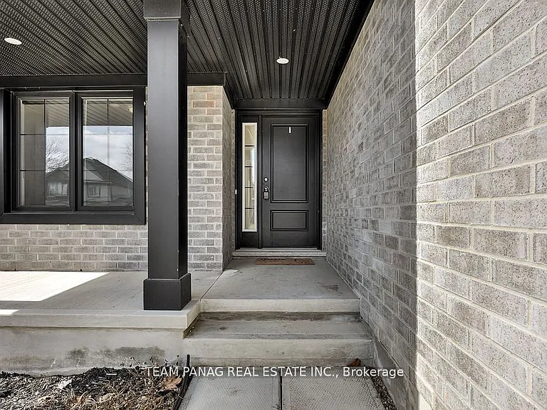 16 Berardi Cres — Photo 3