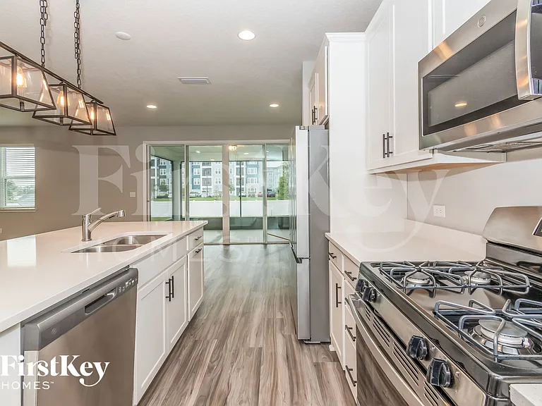 2081 Amberly Dr — Photo 6