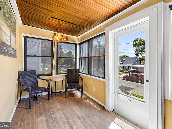 4th image of 1525 Oak Ave