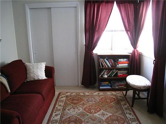 Front bedroom or office, your choice