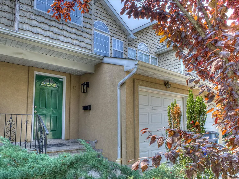 12 Yennicock Ave — Photo 2