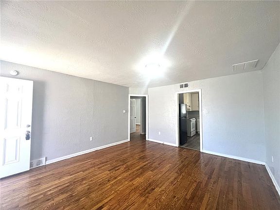 4th image of 3940 Cleveland Ave