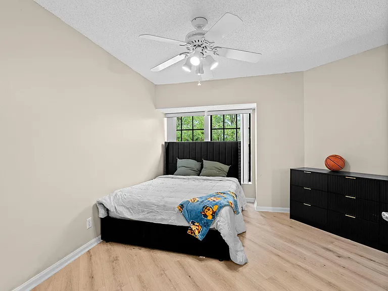 111 Weybridge Cir — Photo 31
