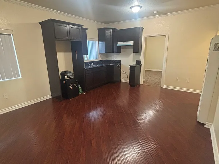 5900 S Hoover St #1 — Photo 2