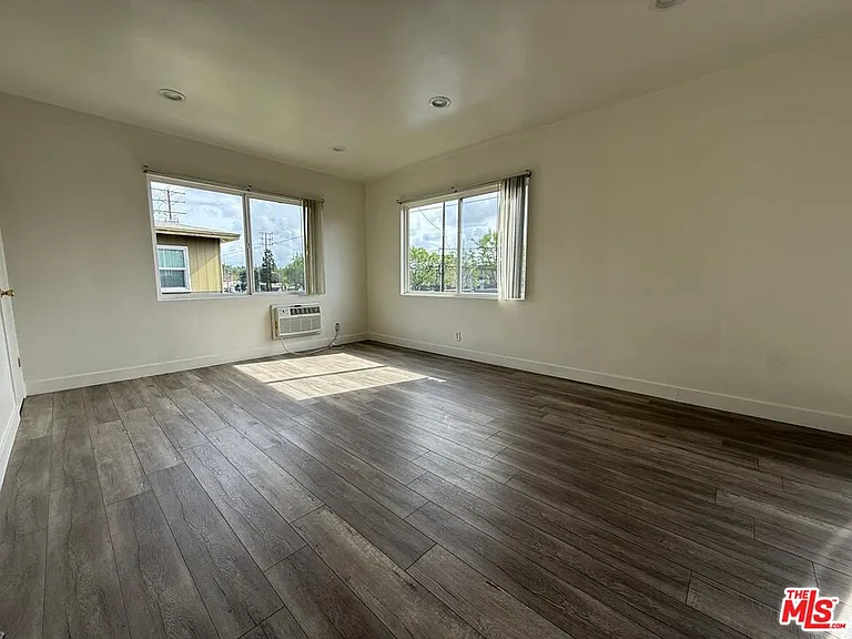 13233 Oxnard St #4 — Photo 1