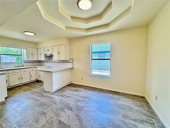 5th image of 1105 E Camelia Ave