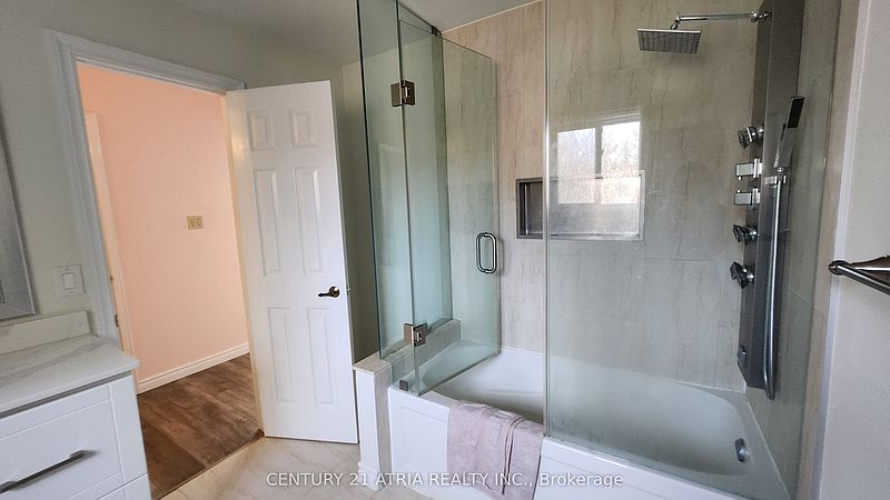 Toronto House for rent - 4 Bedrooms — photo 13