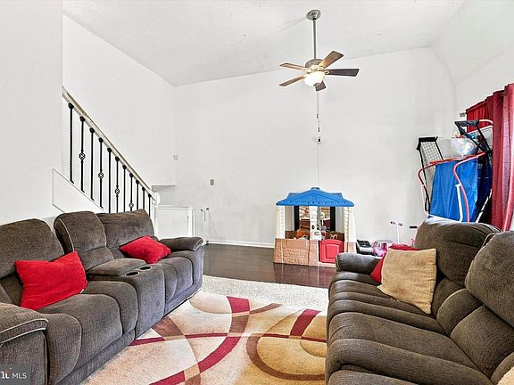4th image of 1539 Yates Ave