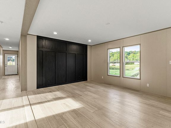 3rd image of 595 McDonald Rd