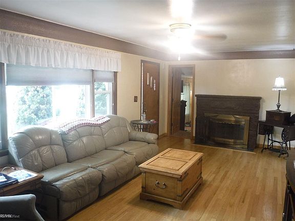 2nd image of 25275 Eureka Dr