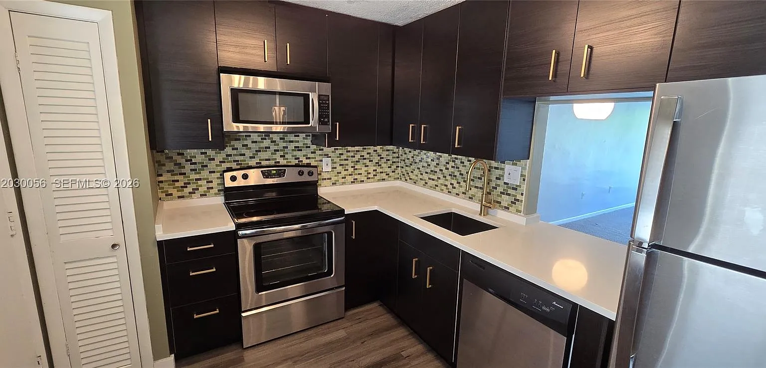 Rolling Green Condo G — Photo 1
