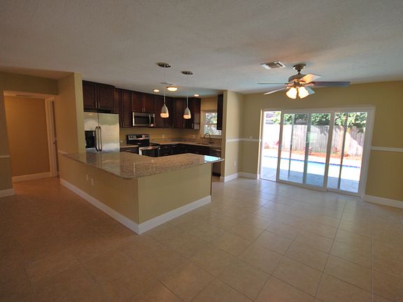 3rd image of 1404 Cottonwood Ter