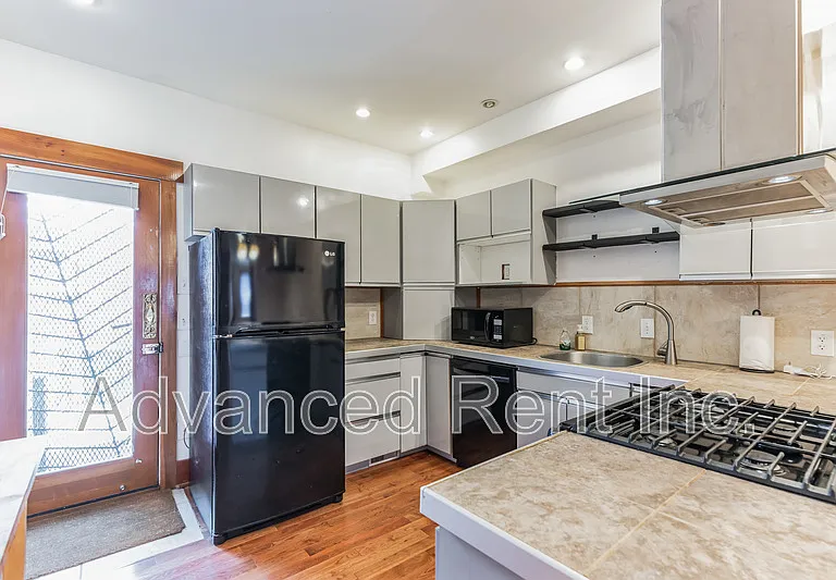 2802 E Fairmount Ave — Photo 12