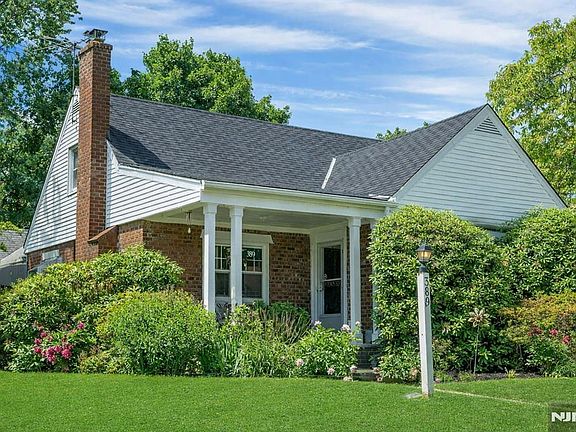 4th image of 389 Bergen Blvd