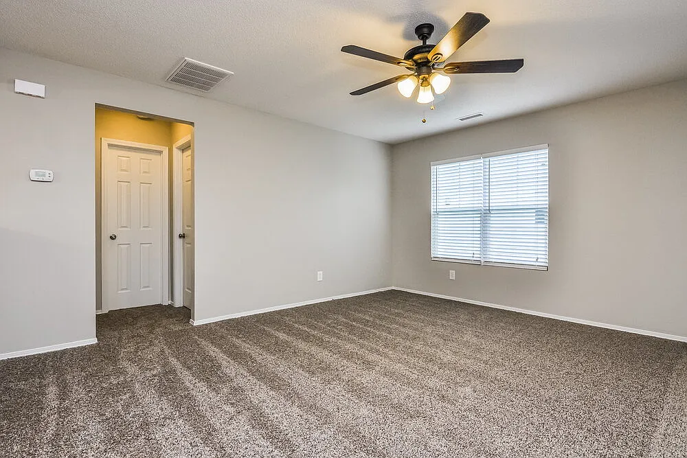 4 bed, 2.5 bath, 2122 sqft, $2,150 — Photo 2