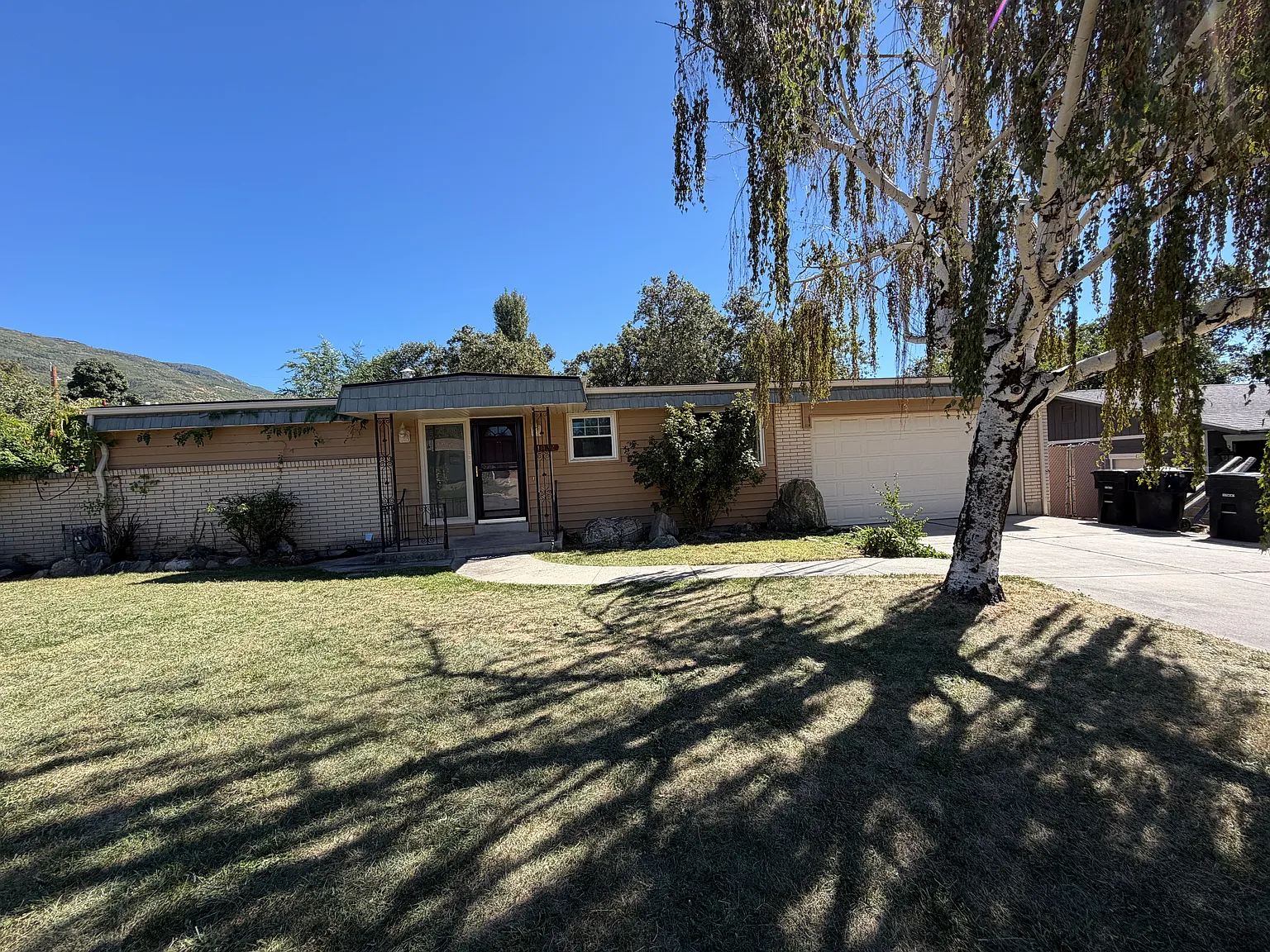 4 bed, 2.5 bath, 2300 sqft, $2,600 — Photo 2
