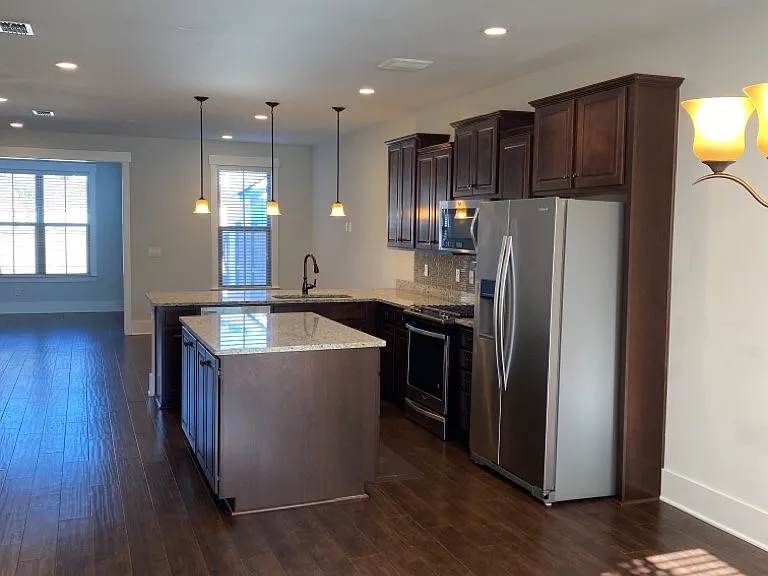 250 Oak Park St — Photo 6