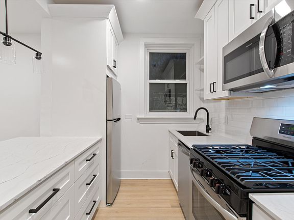 3rd image of 2318 N Sacramento Ave #Gf
