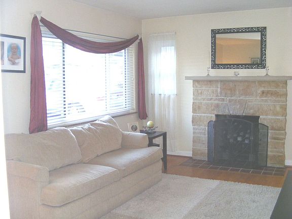 Living room (11'x17')