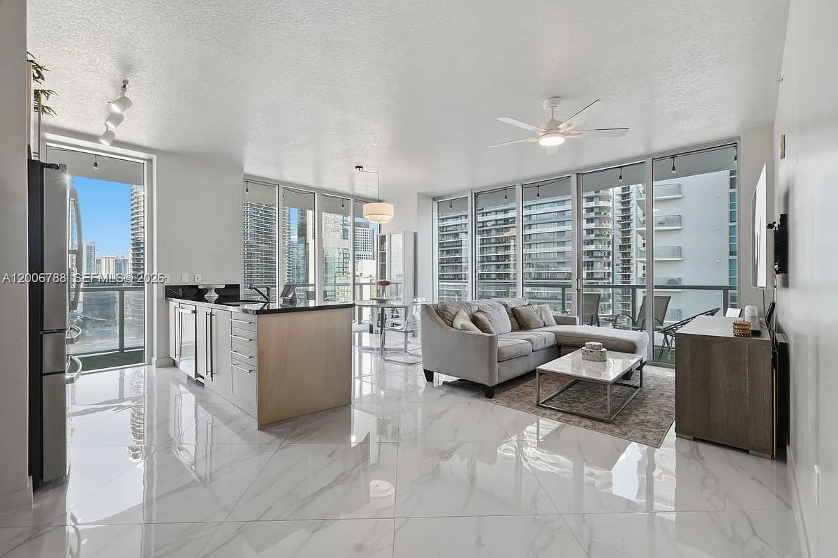 Building Photo - 1111 SW 1st Ave #2420
