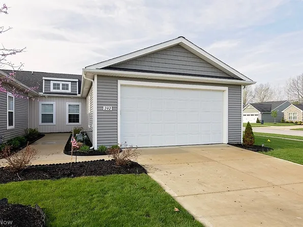 202 Silver Spring Cir, Elyria, OH 44035