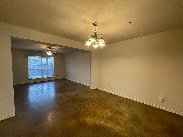 4006 Cambridge Dr — Photo 2