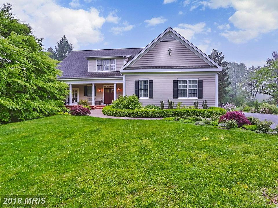 So much curb appeal! Exterior w/Hardiplank siding!