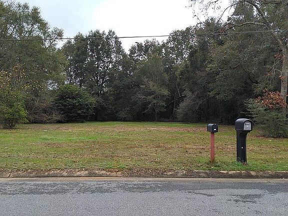 5th image of 829 Deedra Ave