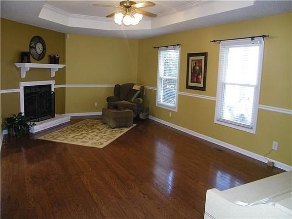 2nd image of 3215 Meadowhill Dr