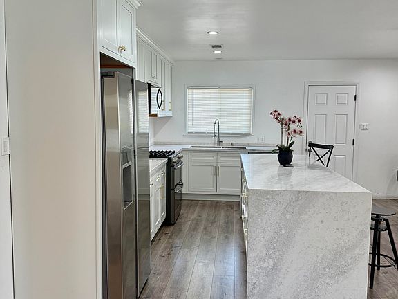 3rd image of 5655 Topeka Dr