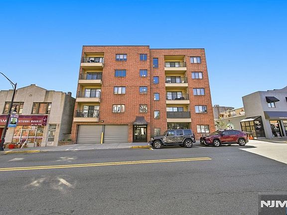 2nd image of 610 Anderson Avenue #3D